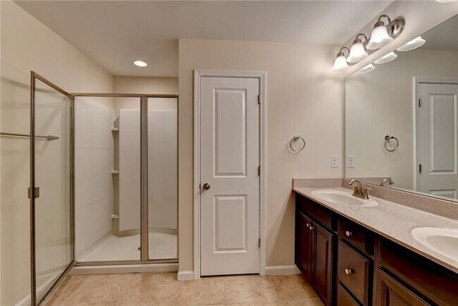 Building Photo - 2152 Greencrest Cir