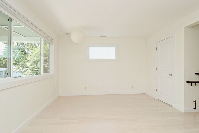 Building Photo - Bright & Modern Downtown Home Near UVA Medical Center