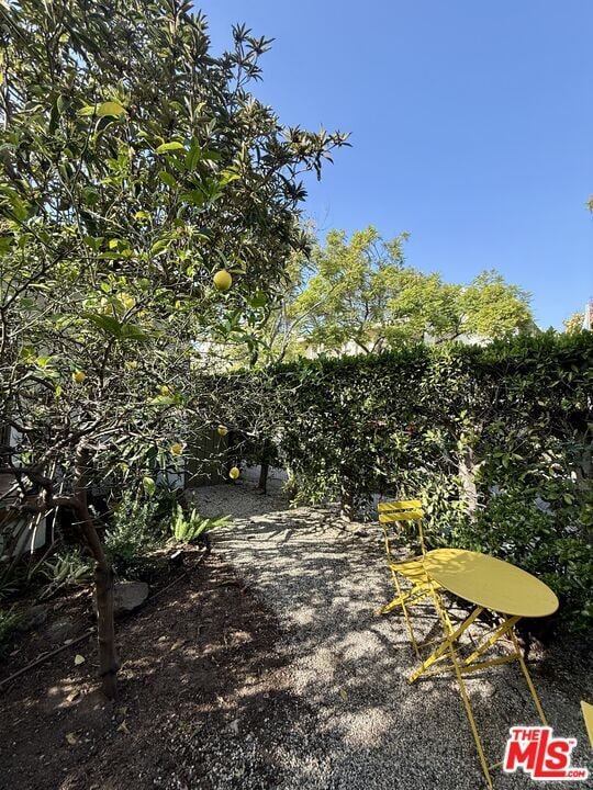 Building Photo - 953 N Martel Ave