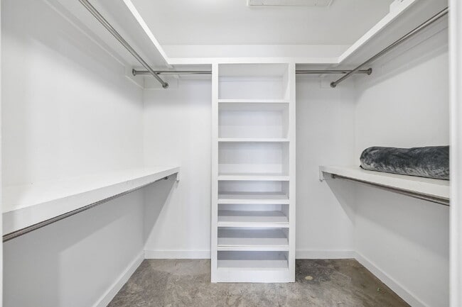 Building Photo - Move-In Ready ICON Condo in The Gulch, Designer Furnished Option, Rare Same-Floor Parking, 2BR wi...