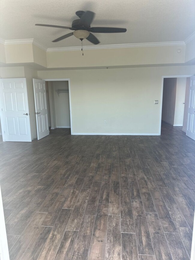 Building Photo - Very spacious 4 bd 3 bath Penthouse on the...