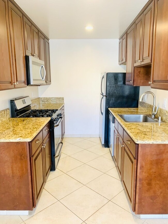 Building Photo - 1BD/1BA Mission Hills Apartment w/ 1-Car Garage! Only $1,995/mo~