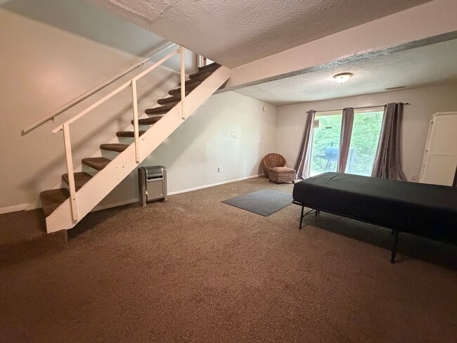 Building Photo - Great 3 bed 2.5 Bath on South Side of Bloomington!