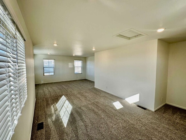 Building Photo - "Charming and spacious 3-Bed Sanctuary with 2.5 Baths the Reunion Community in Commerce City!"