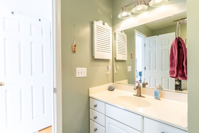 Building Photo - 1463 Glenside Green - River Run Townhome!