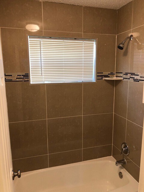 Guest Bathroom - 4116 Gallant Fox Dr