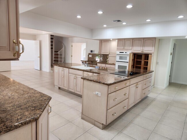 Building Photo - 17885 Fieldbrook Cir E