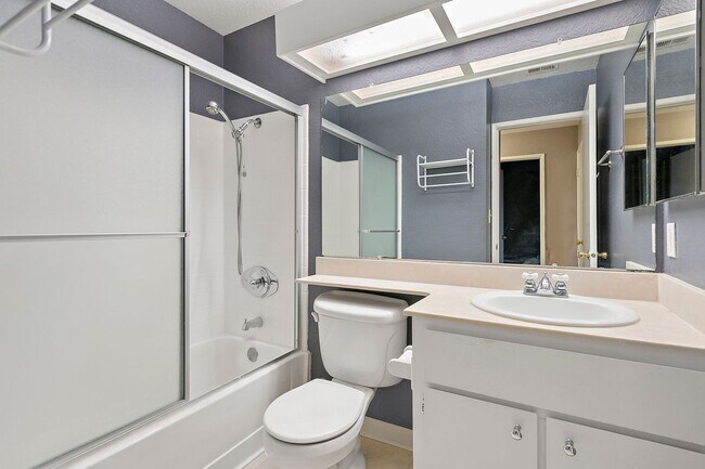 Building Photo - 2Bd/2Bth Condo, hardwood floor, balcony