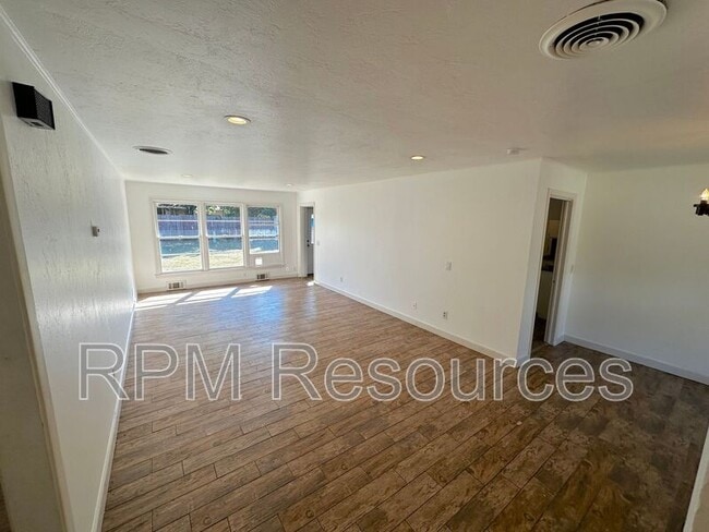 Building Photo - 2136 Carlton Way