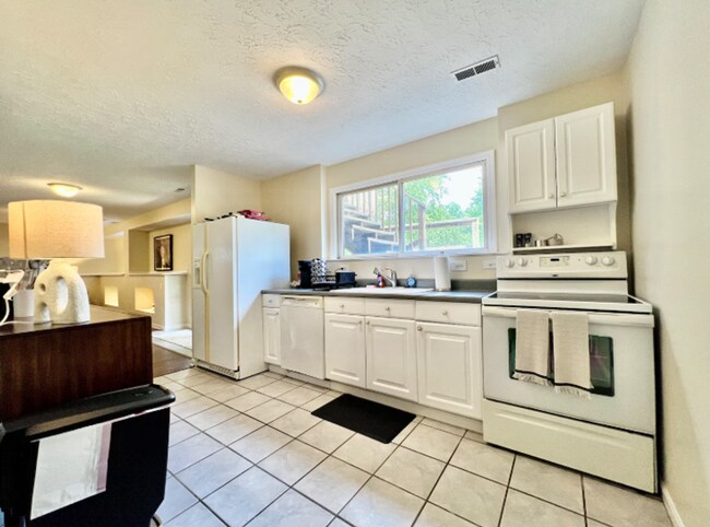 Building Photo - Large, stylish home in heart of Liberty twp.