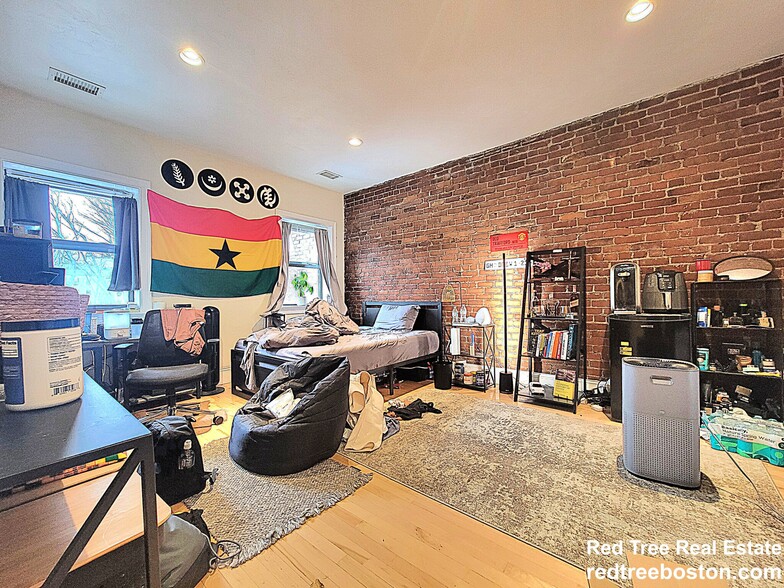 Building Photo - 1203 Beacon St