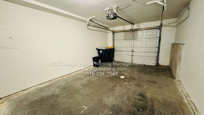 Building Photo - 3 bedroom Duplex with unique floor plan in...