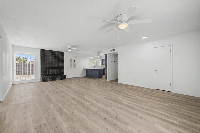 Building Photo - 935 W Santa Cruz Dr