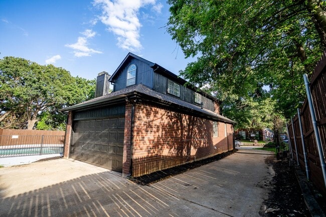 Building Photo - 7625 Shadow Wood Dr