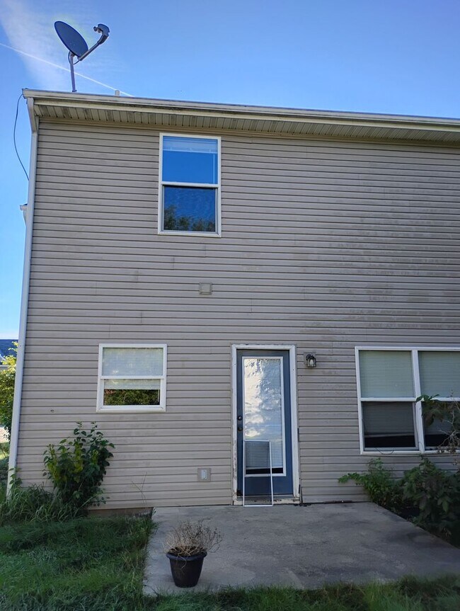 Building Photo - 3928 Ledyard St