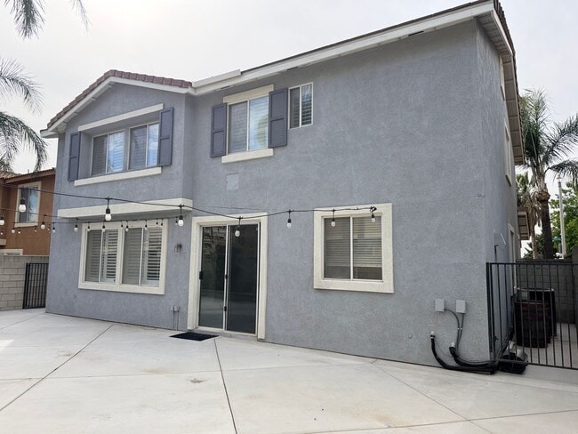 Building Photo - Amazing 5 bedroom home for rent in North Fontana