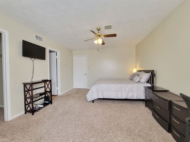 Building Photo - 1 br, 1 bath Condo - 4441 Old College Rd A...