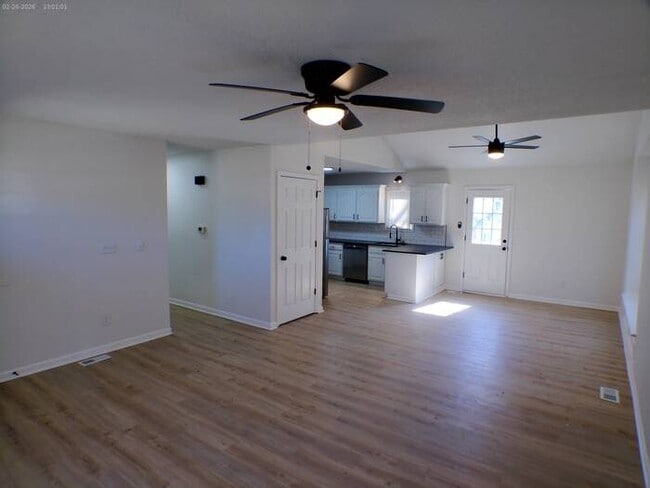 Building Photo - Spacious 4 bedrooms and 2 full baths home located on S Franklin St in Spring Hill