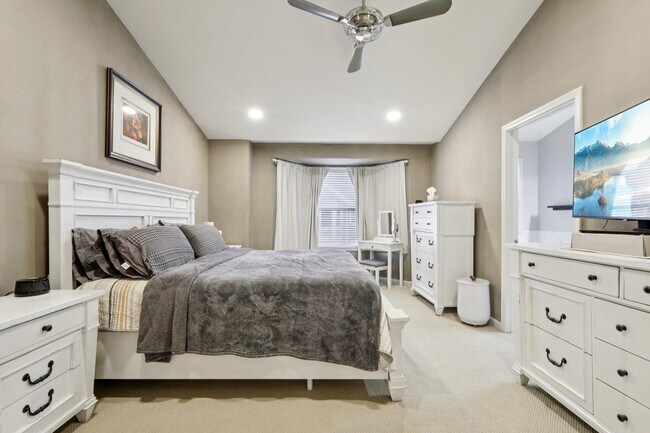 Building Photo - 273 Roslyn Ct