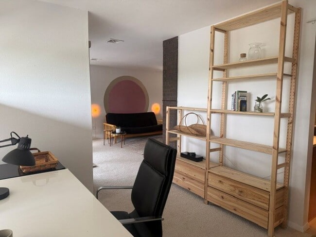 Building Photo - Semester leases available-Quality Fully Furnished Apartment, All-Inclusive, Flexible Terms, Near ...