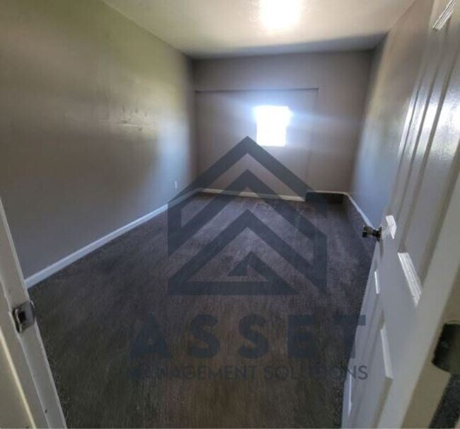 Building Photo - Charming 5 Bedroom House