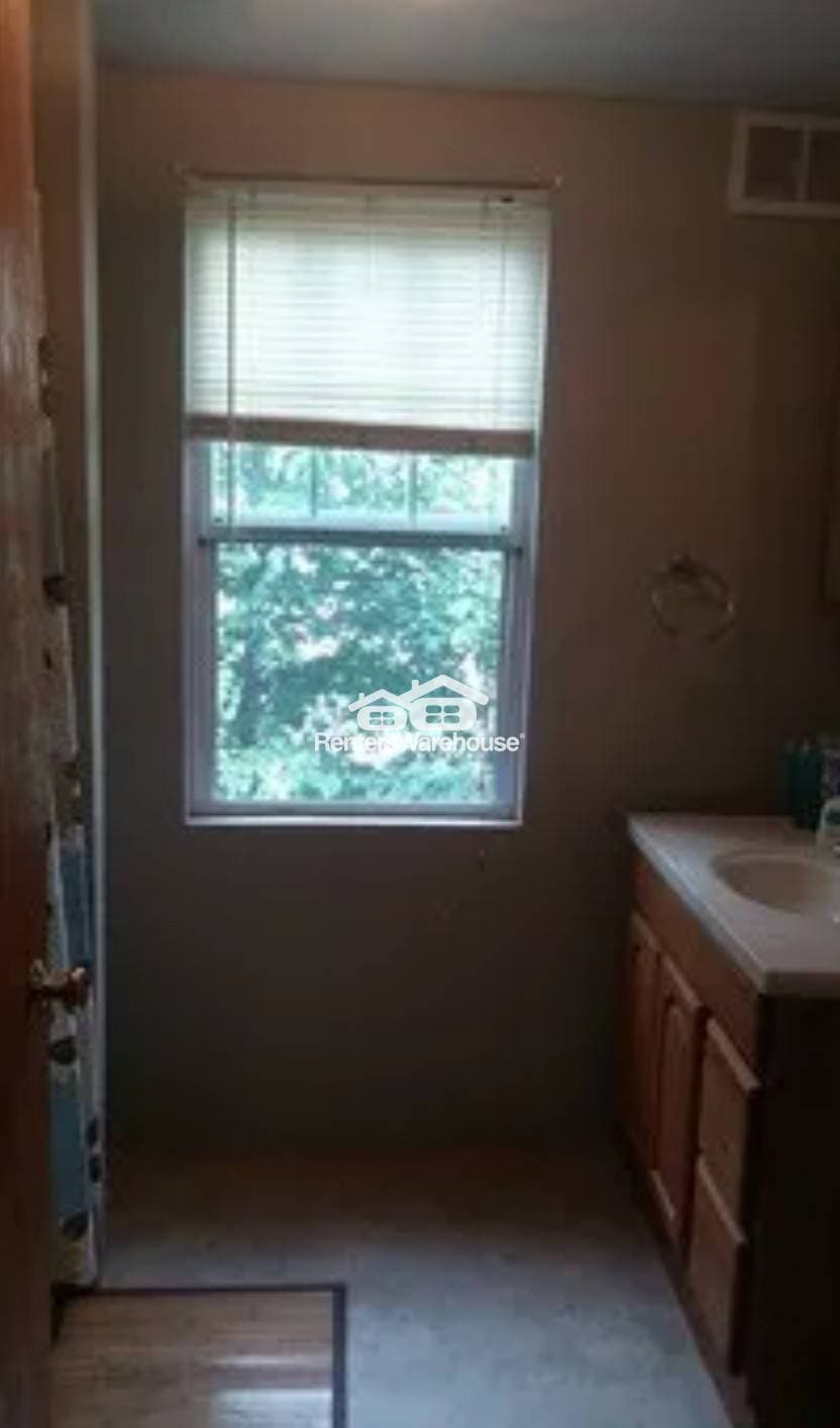 Building Photo - 752 Carroll Ave