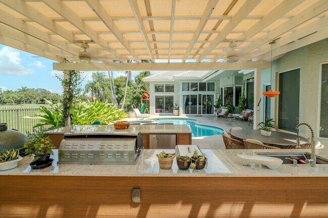 Building Photo - 2493 Poinciana Dr