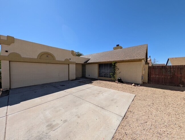 Building Photo - Sharp 3 Bedroom Home w/Pool in Glendale