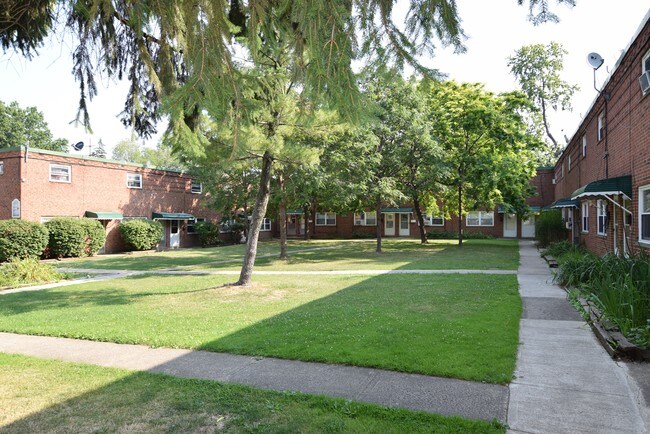 Courtyard - PLYMOUTH GARDEN APARTMENTS