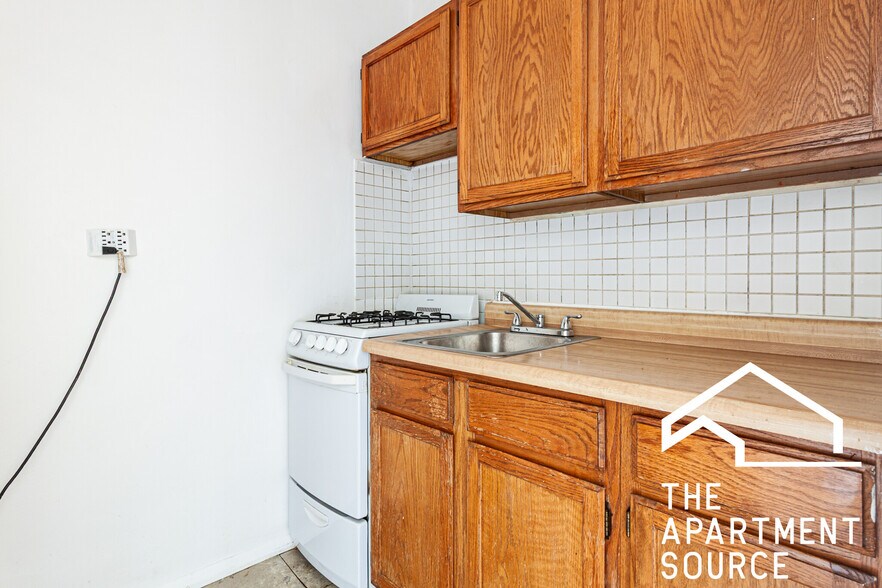 Building Photo - 717 W Belmont Ave