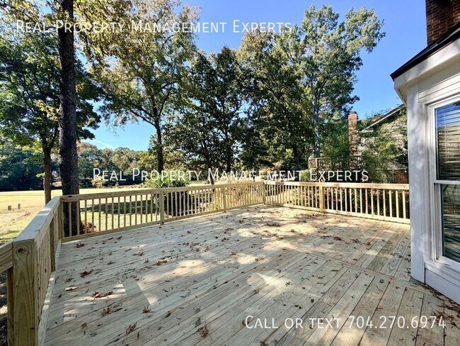 Building Photo - 8509 Golf Ridge Dr