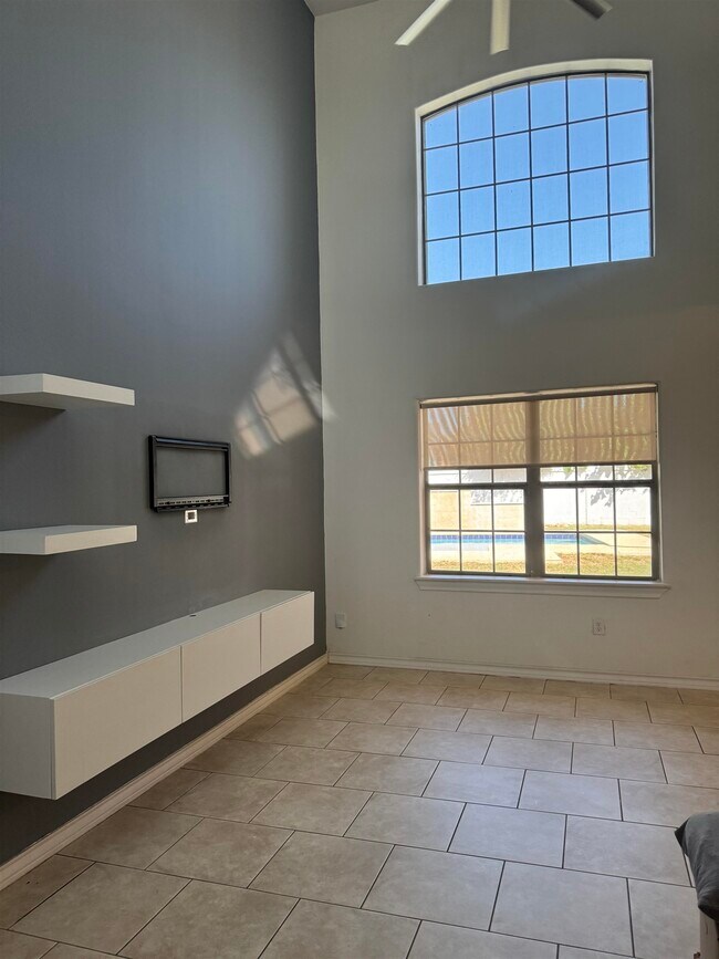 Building Photo - 9810 Spindrift Dr