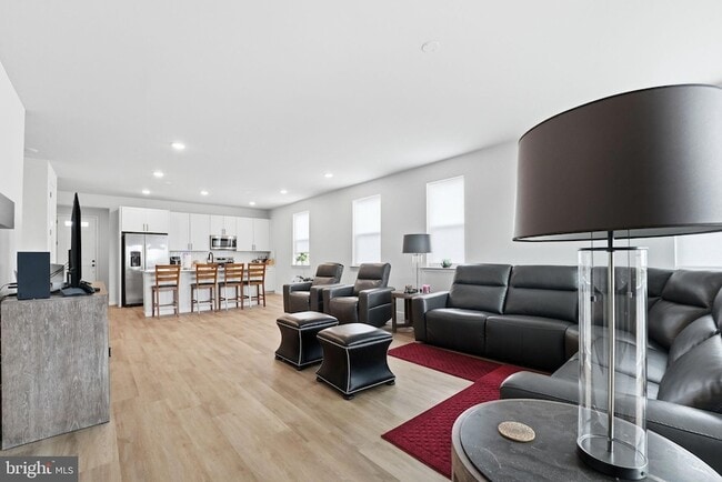 Building Photo - 615 Clover Ln