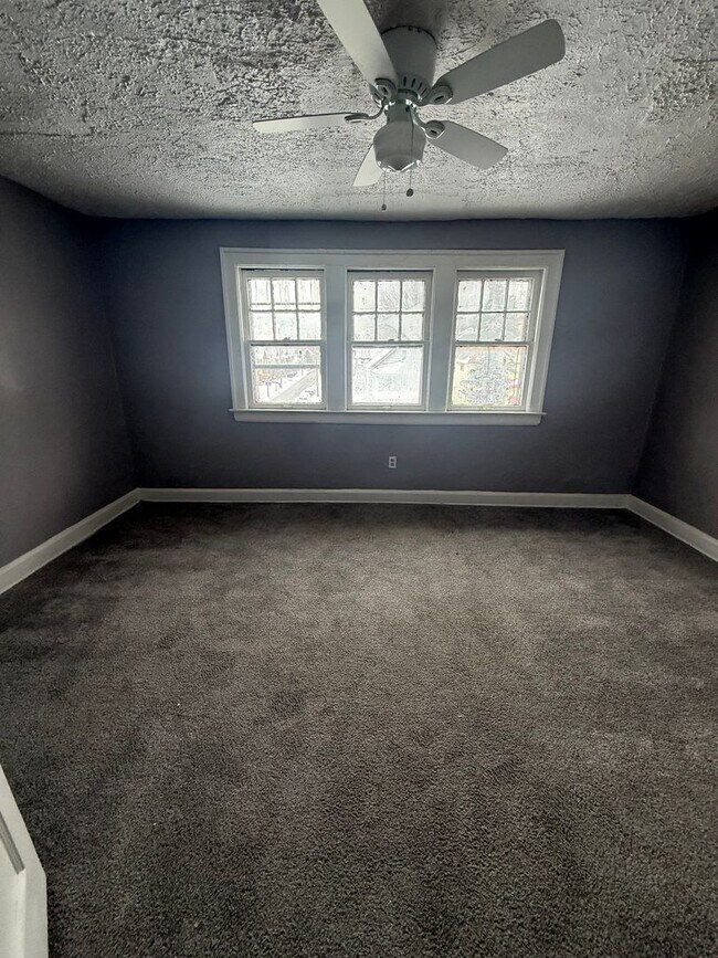 Building Photo - 3bd Single Vouchers Only