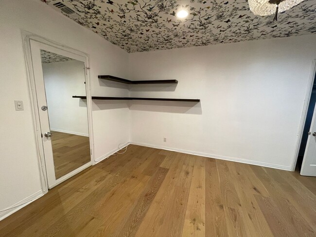 Building Photo - Spacious Three Bedroom Hollywood Golden Er...