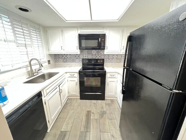 Building Photo - Stunning and Spacious 2 Bedroom, 2.5 Bath, Town Home With Sunroom and Deck!