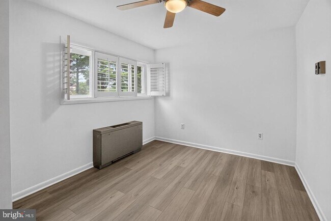 Building Photo - 7400 Lakeview Dr