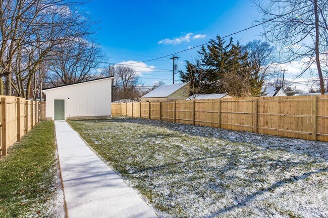 Building Photo - 172 Whitethorne Ave