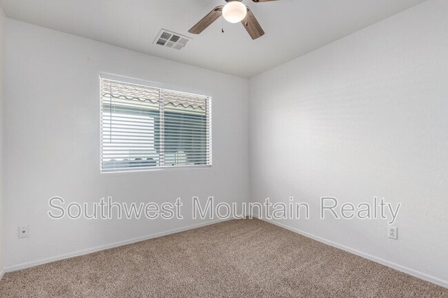 Building Photo - 1140 E Oak Rd