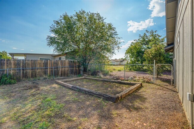 Building Photo - 7930 E Larkspur Ln