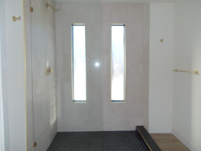 Building Photo - Elegant upstairs condo with modern upgrades and private balcony.