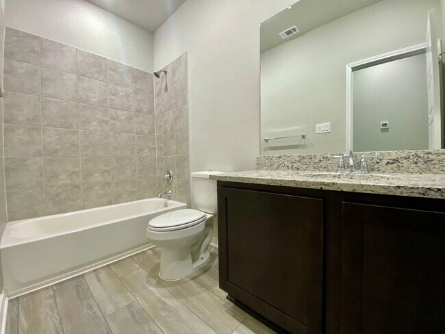 Building Photo - Luxury Townhouse in Cibolo