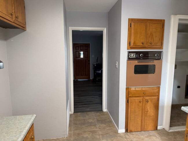 Building Photo - 9172 Thilow Dr