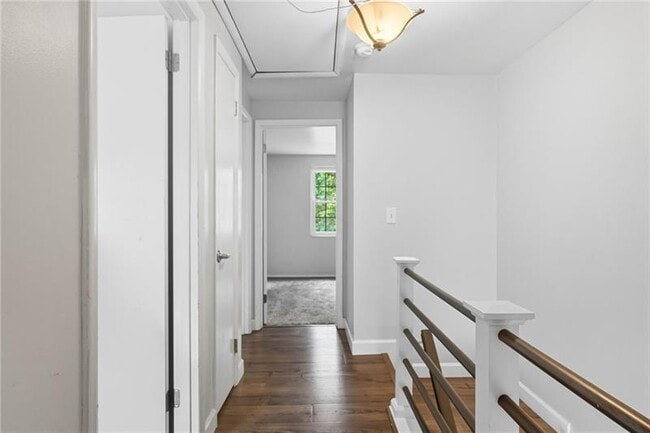 Building Photo - 222 Parkwood Dr