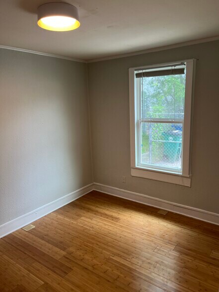 Building Photo - 1904 E 10th St