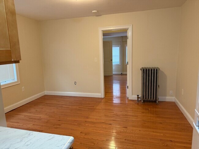 Building Photo - 483 Newport Ave