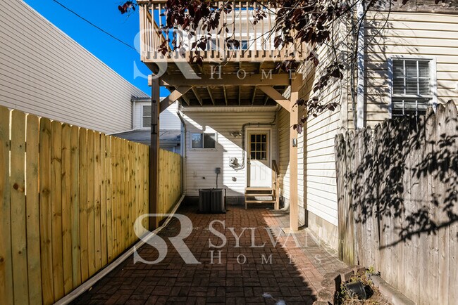 Building Photo - Brick 2 BR, 2 BA Townhome