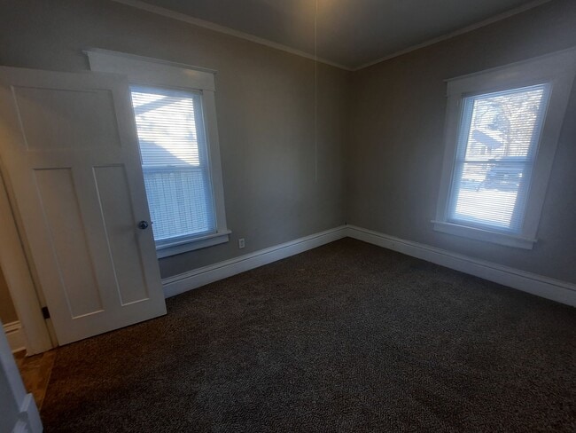 Building Photo - 2 Bedroom, 1 Bathroom home near Drake Univ...