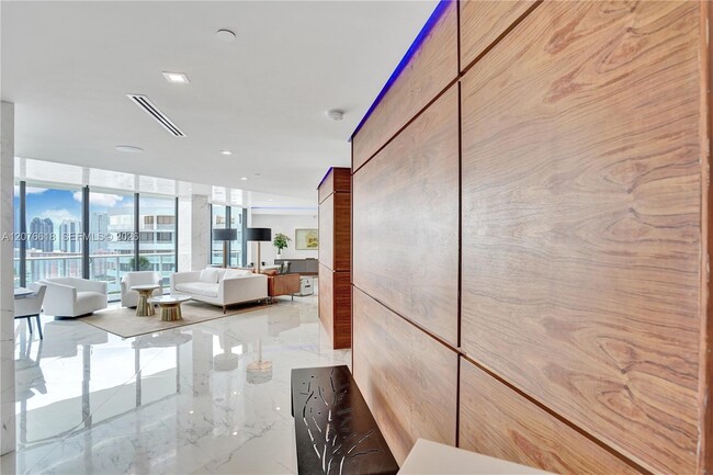 Building Photo - 4000 Island Blvd