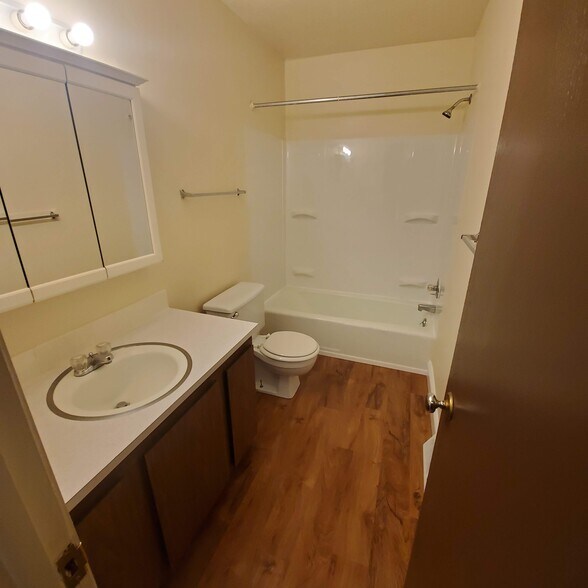 Full Bath - 2307 Echo Valley Dr